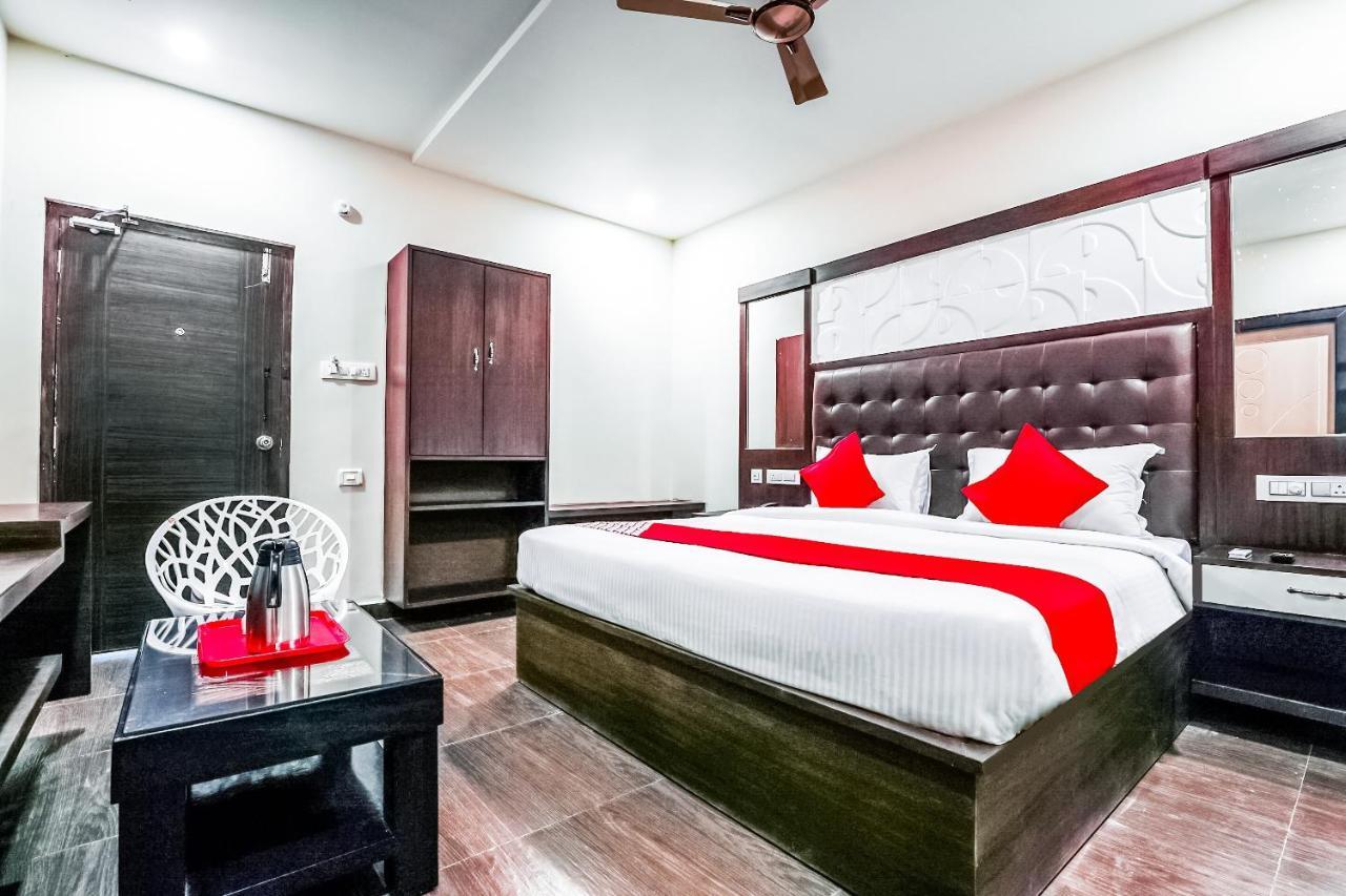 Oyo 16155 Hotel Dcm Grand Vijayawada Exterior photo